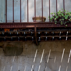 Balcon en métal sur mur en ciment jeu d'ombres et lumières - France  - collection de photos clin d'oeil, catégorie rues